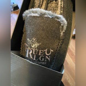True religion slippers Large